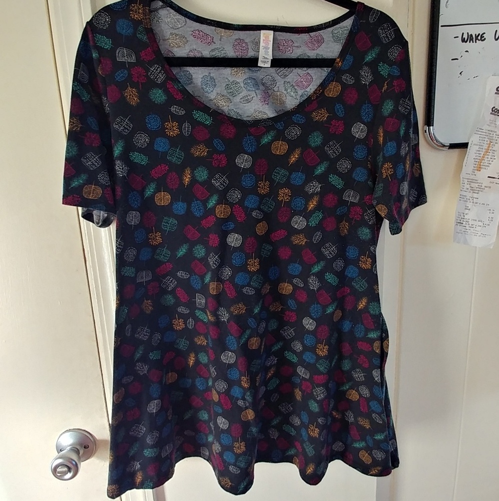 LulaRoe Perfect T Fits like a Medium/Large